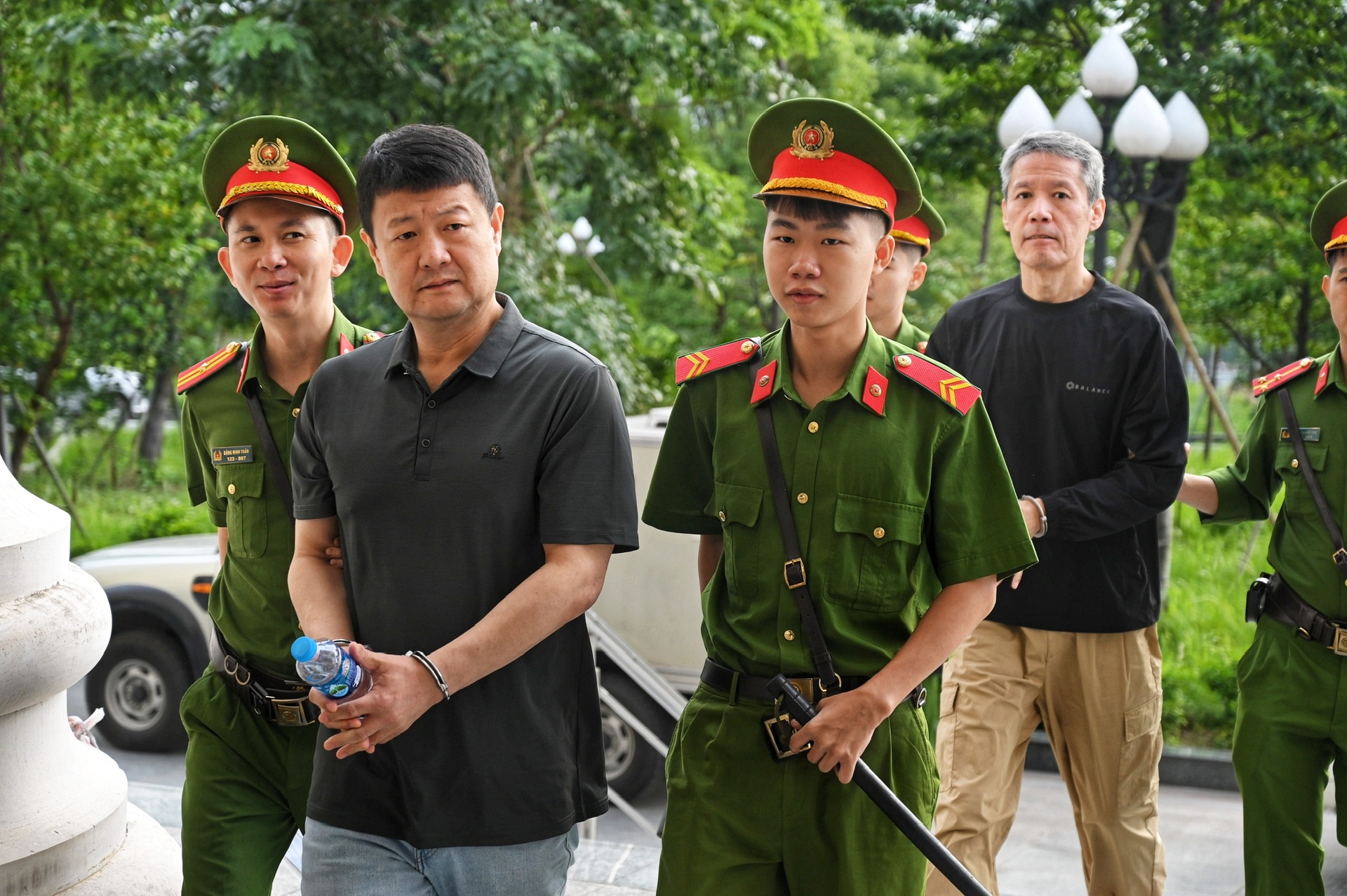 Dẫn giải các bị cáo trong vụ đánh bạc 106 triệu USD tại khách sạn Pullman - 5 Dẫn giải các bị cáo trong vụ đánh bạc 106 triệu USD tại khách sạn Pullman - 5