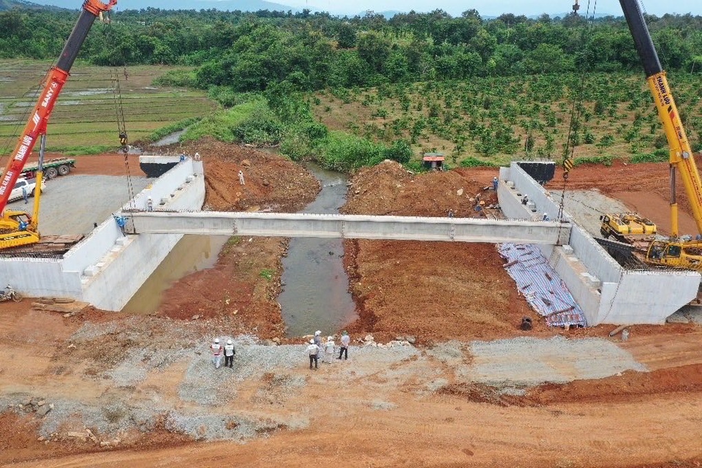 Lắp dầm cầu đầu tiên trên cao tốc Khánh Hòa - Buôn Ma Thuột - 2 Lắp dầm cầu đầu tiên trên cao tốc Khánh Hòa - Buôn Ma Thuột - 2