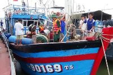 Cứu tàu gặp nạn trên biển cùng 14 ngư dân