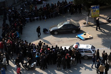 Trung Quốc truy nã kẻ giết người, cướp của giữa ban ngày