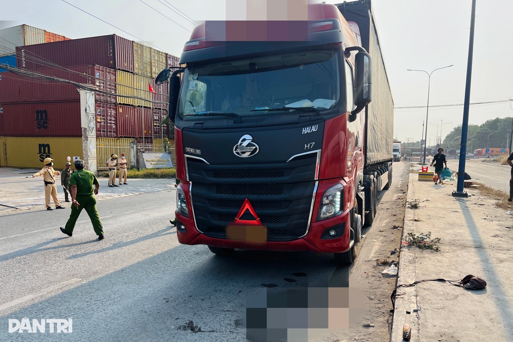 Nhặt ve chai trước đầu xe tải, một phụ nữ bán vé số bị cán tử vong ở TPHCM - 1 Nhặt ve chai trước đầu xe tải, một phụ nữ bán vé số bị cán tử vong ở TPHCM - 1