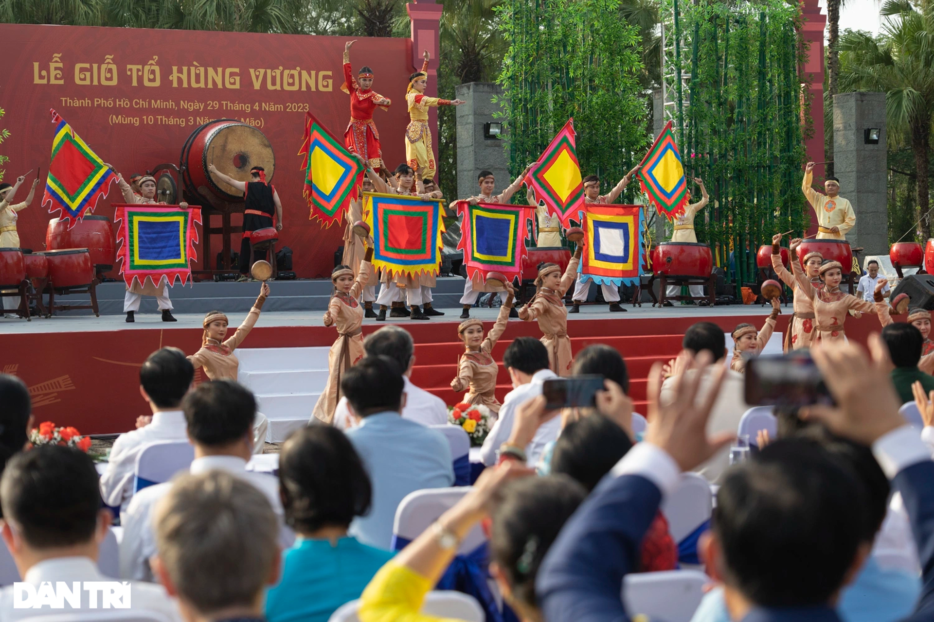 Hàng nghìn người dân tham gia nghi lễ rước kiệu Giỗ tổ Hùng Vương tại TPHCM - 6 Hàng nghìn người dân tham gia nghi lễ rước kiệu Giỗ tổ Hùng Vương tại TPHCM - 6