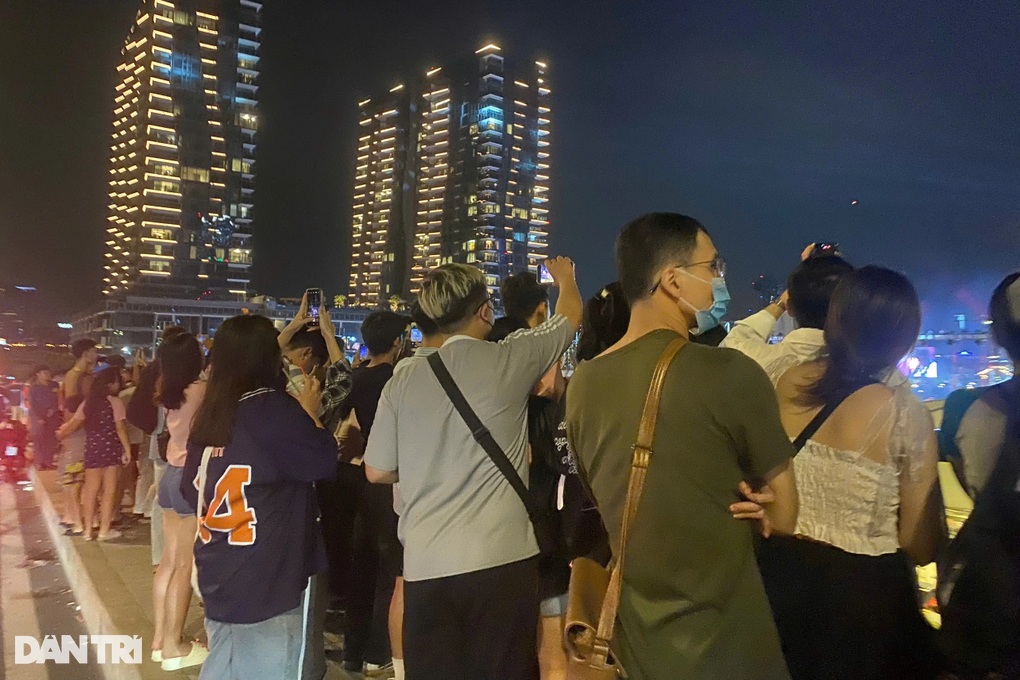 Hàng trăm người lên cầu Ba Son xem ké concert Anh trai say hi gây ùn tắc - 1 Hàng trăm người lên cầu Ba Son xem ké concert Anh trai say hi gây ùn tắc - 1