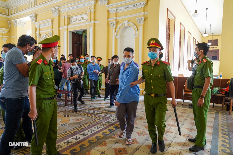 Xuất hiện tình tiết bất ngờ tại tòa trong ngày đầu xét xử vụ Tuấn khỉ - 19 Xuất hiện tình tiết bất ngờ tại tòa trong ngày đầu xét xử vụ Tuấn khỉ - 19