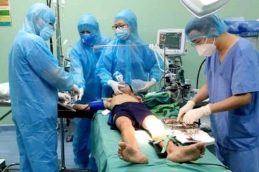 Nghệ An: Bé trai 13 tuổi bị thanh sắt dài cả mét đâm xuyên ngực