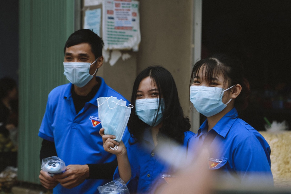 Phát 5.000 khẩu trang, nước rửa tay miễn phí cho học sinh vùng biển - 3 Phát 5.000 khẩu trang, nước rửa tay miễn phí cho học sinh vùng biển - 3