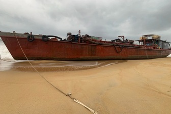 Tàu chở 2.000 lít dầu mắc cạn trên bãi biển