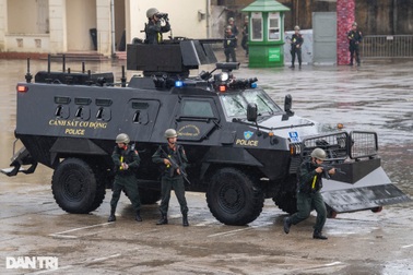 Cảnh sát gìn giữ hòa bình diễn tập đánh bắt khủng bố, hộ tống yếu nhân