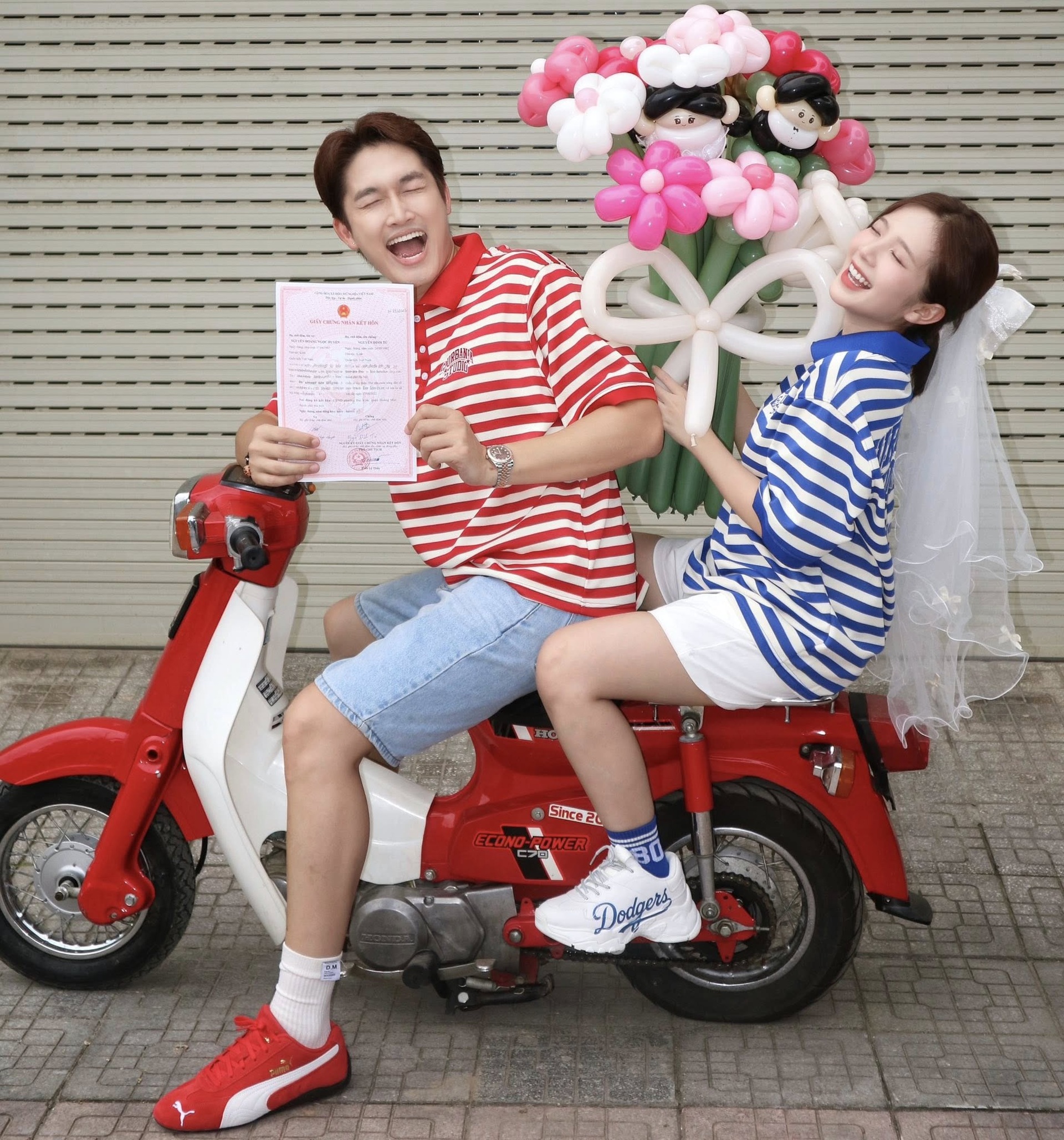 Đình Tú - Ngọc Huyền: Từ bí mật hẹn hò đến công khai đăng ký kết hôn - 10 Đình Tú - Ngọc Huyền: Từ bí mật hẹn hò đến công khai đăng ký kết hôn - 10