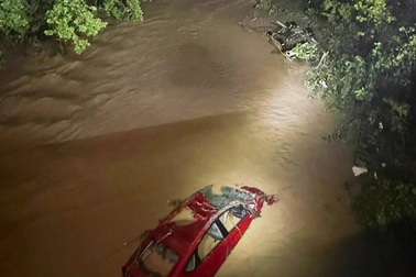 Lũ quét cuốn trôi ô tô, sập chung cư và khiến 5 người thiệt mạng tại Mỹ