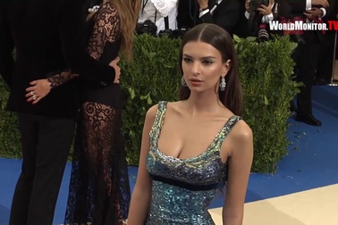 Emily Ratajkowski dự Met gala