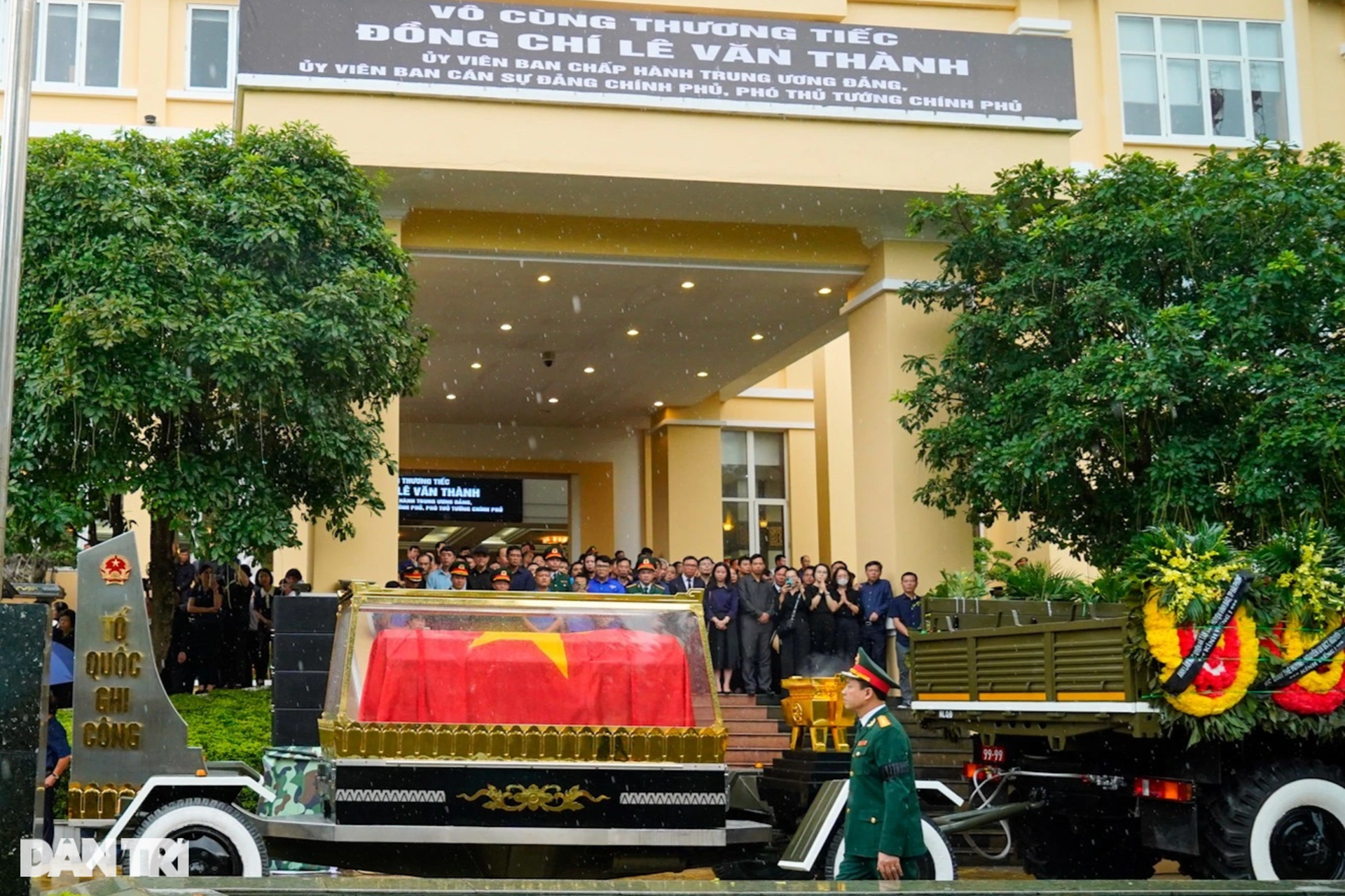 Linh xa đưa Phó Thủ tướng Lê Văn Thành về nơi an nghỉ cuối cùng - 11 Linh xa đưa Phó Thủ tướng Lê Văn Thành về nơi an nghỉ cuối cùng - 11
