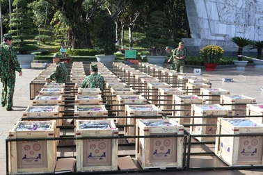 Trận địa pháo hoa ở Quảng trường Đại Đoàn Kết trước giờ “vàng”