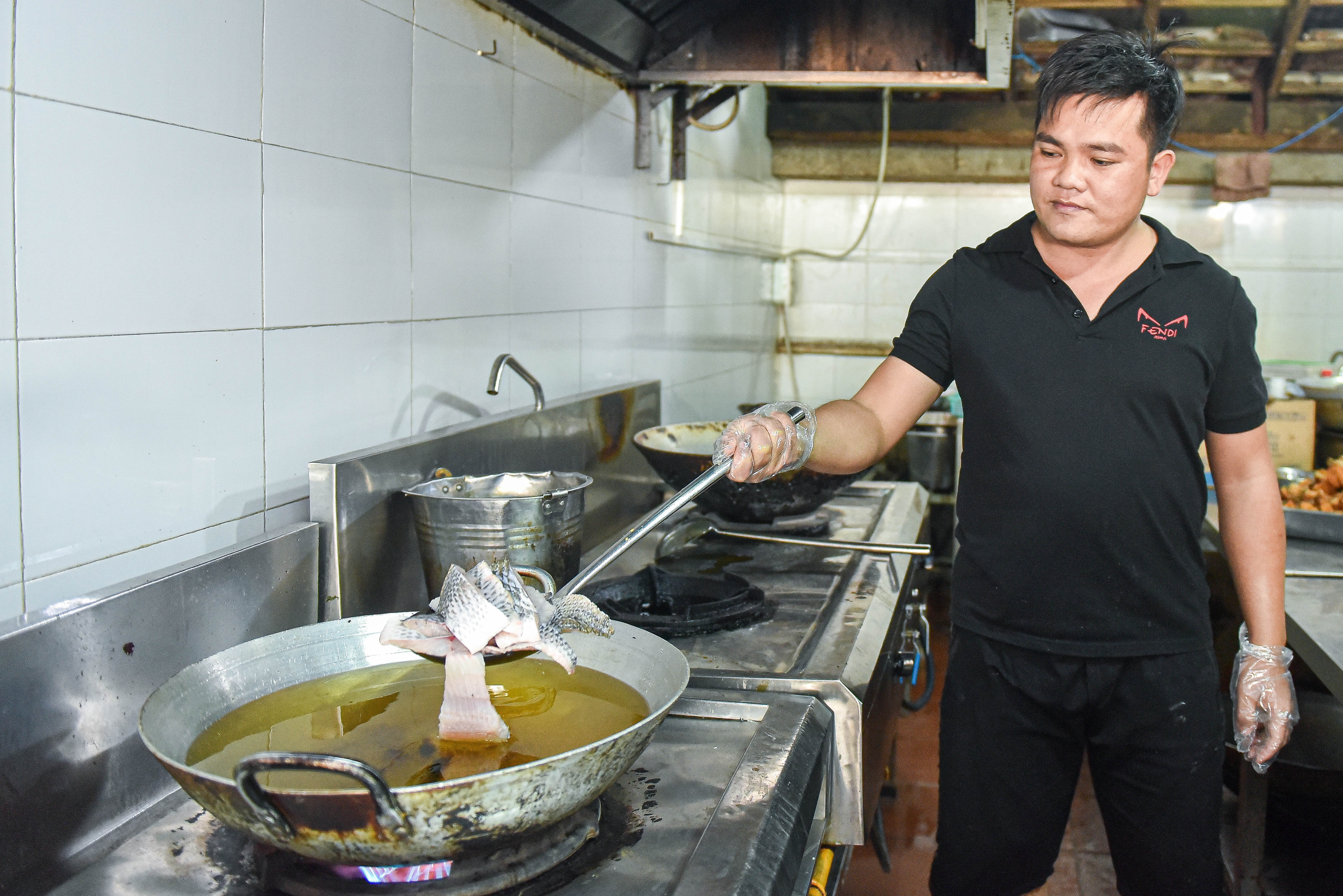 Quán bún cá chấm bán 300 bát/ngày, khách xếp hàng đợi thưởng thức - 7 Quán bún cá chấm bán 300 bát/ngày, khách xếp hàng đợi thưởng thức - 7