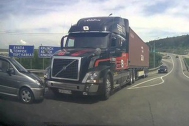 Thót tim khoảnh khắc suýt xảy va chạm trên đường đèo