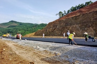 Hơn 400 người bảo vệ thi công 22 km cao tốc Nội Bài - Lào Cai