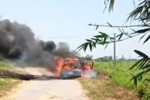 Đi trên đường có nhiều rơm rạ, xe ô tô bất ngờ bốc cháy trơ khung
