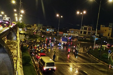 Kinh hoàng phát hiện xác người treo cổ giữa cầu vượt