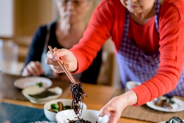 Năm 2024: Thay đổi lối sống với 5 bài học từ những người trường thọ