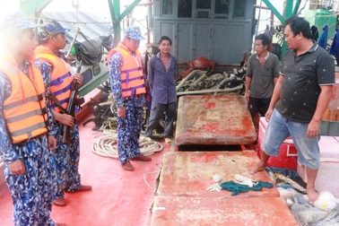 Cảnh sát biển bắt 2 tàu chở hàng chục nghìn lít dầu trái phép