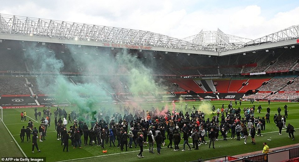 Man Utd trút cơn thịnh nộ sau thảm họa vỡ sân? - 1 Man Utd trút cơn thịnh nộ sau thảm họa vỡ sân? - 1