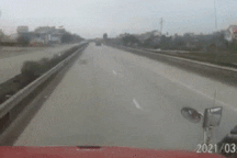 Bị bấm còi, thanh niên "đầu trần" chở bạn gái lượn lách trước mặt container