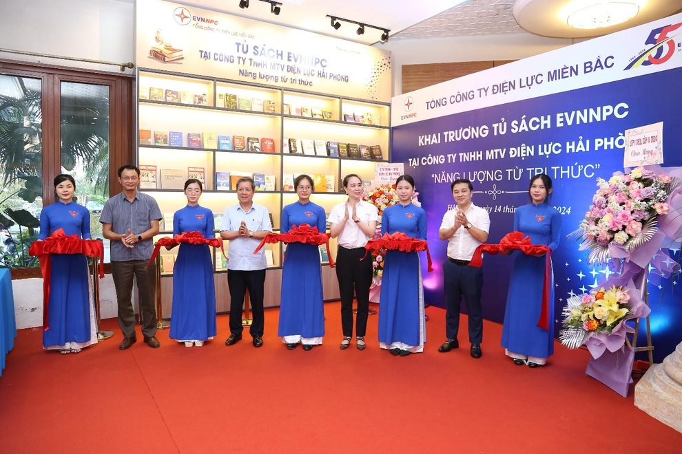 Khai trương tủ sách EVNNPC Năng lượng từ tri thức - 1 Khai trương tủ sách EVNNPC Năng lượng từ tri thức - 1