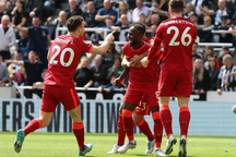 Man City, Liverpool tiếp tục cuộc đua "song mã"