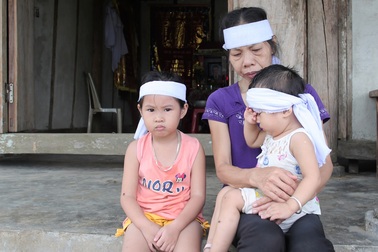 Rớt nước mắt cảnh 2 con thơ mất cha ở cùng bà đói khát trong căn nhà nát