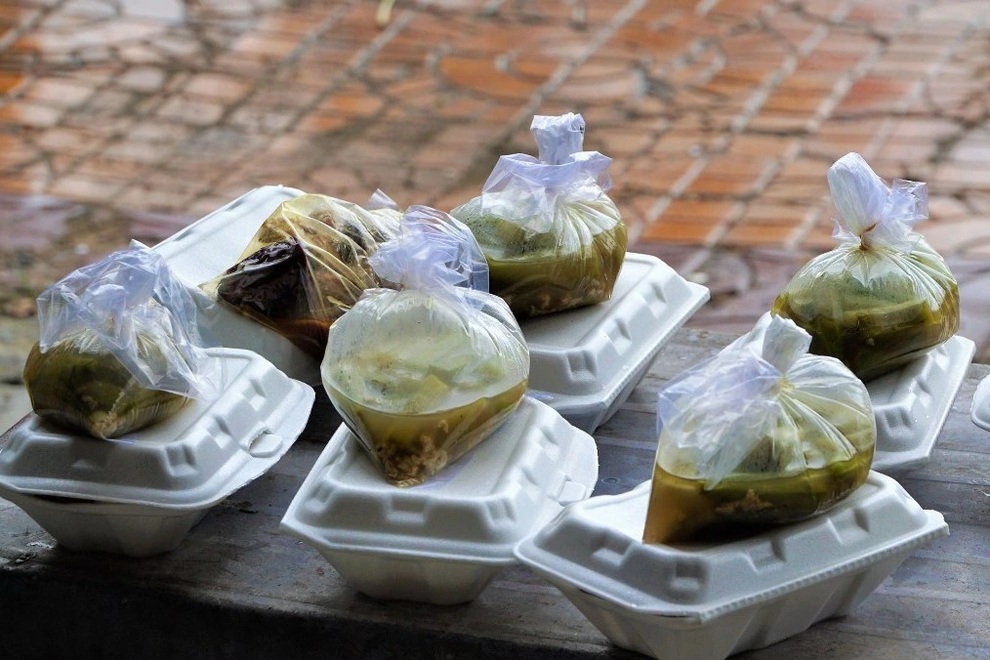 Chàng trai Cần Thơ bán vàng và 6 chiếc xe máy, nấu cơm tặng người nghèo - 4 Chàng trai Cần Thơ bán vàng và 6 chiếc xe máy, nấu cơm tặng người nghèo - 4