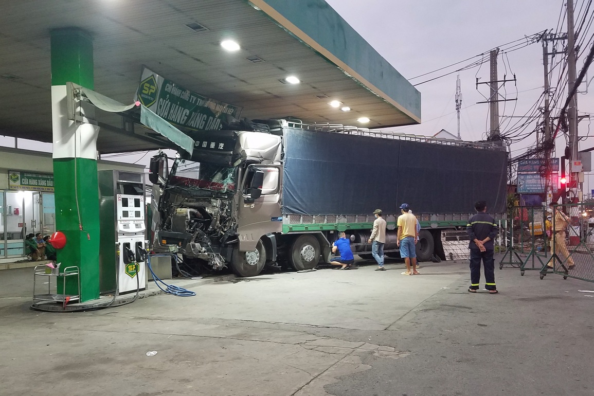 Xe tải lao vào cây xăng, húc đổ 2 trụ bơm - 1 Xe tải lao vào cây xăng, húc đổ 2 trụ bơm - 1
