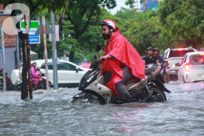 Khu nhà giàu Thảo Điền ngập như sông, người lớn hì hục đẩy xe chết máy, trẻ nhỏ ướt sũng sau giờ tan học - Ảnh 10.
