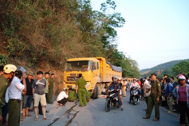 Xe tải tông xe máy, 3 người thương vong