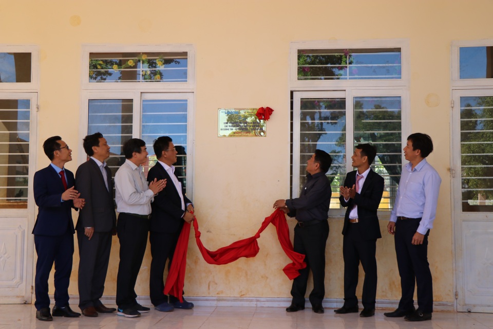 Trao tặng công trình điện mặt trời áp mái cho trường học vùng cao - 2 Trao tặng công trình điện mặt trời áp mái cho trường học vùng cao - 2
