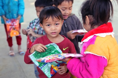 Trao hơn 500 bộ quần áo đến các em học sinh đi học từ khi gà gáy