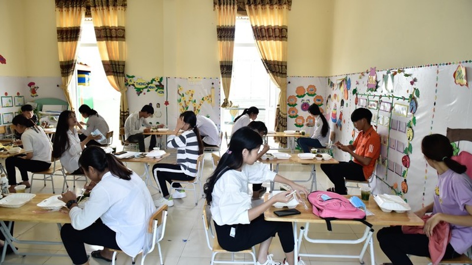 Thầy cô vùng cao nấu cơm phục vụ thí sinh thi tốt nghiệp THPT - 8 Thầy cô vùng cao nấu cơm phục vụ thí sinh thi tốt nghiệp THPT - 8