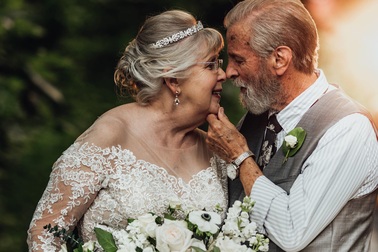 Bộ ảnh kỷ niệm 60 năm gắn bó của cặp vợ chồng già sẽ khiến bạn “tin vào tình yêu”