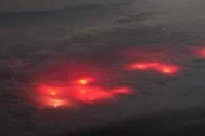 Thực hư ánh sáng đỏ kỳ lạ phía trên biển Đại Tây Dương