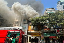 Hà Nội: Cháy nhà trên phố Hàng Bông