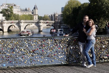 Pháp bán 65 tấn “khóa tình yêu” để quyên tiền cho người tị nạn