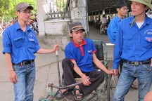 Bị khuyết tật, vẫn nhiệt tình tiếp sức mùa thi