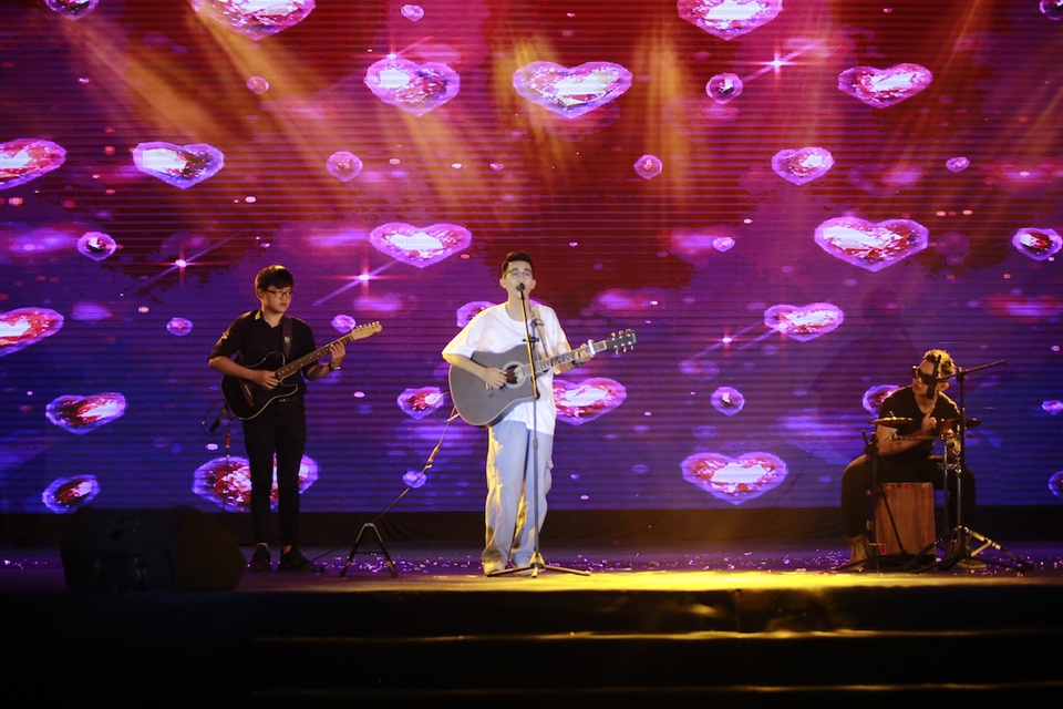 Vừa đàn vừa hát, nam sinh Quảng Bình đăng quang ngôi Quán quân Học bổng Tài năng ĐH FPT - 8