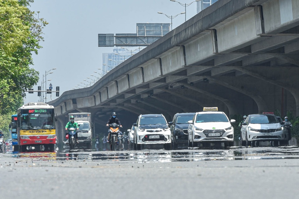 Người dân quay cuồng với nắng nóng đầu hè, mặc 3 lớp áo vẫn bỏng rát - 1 Người dân quay cuồng với nắng nóng đầu hè, mặc 3 lớp áo vẫn bỏng rát - 1