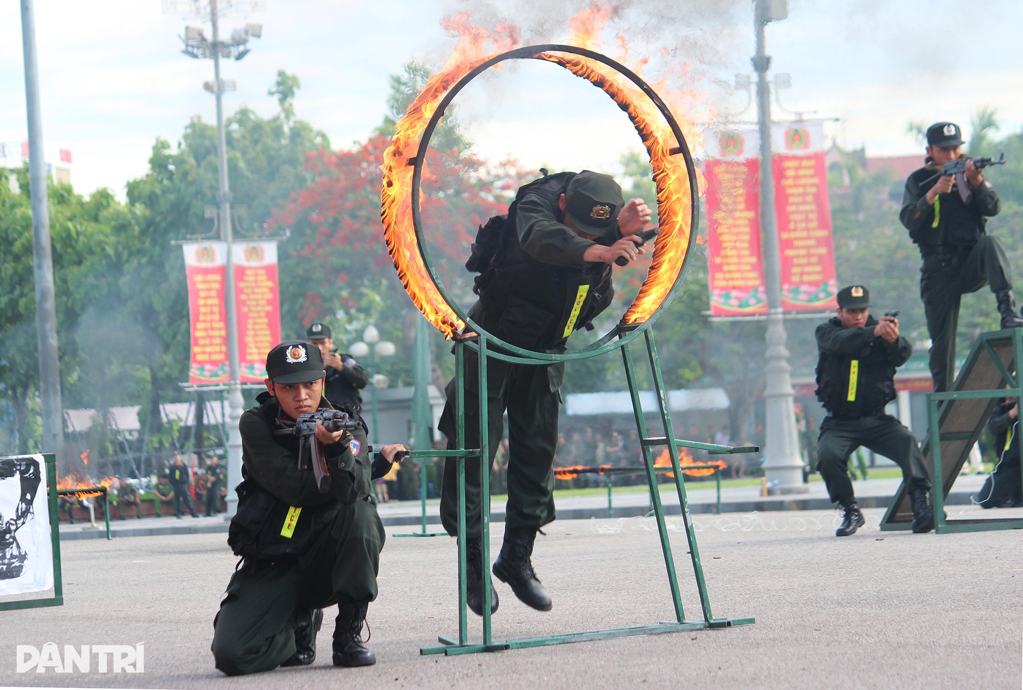 Tonton polis bergerak melakukan kemahiran yang menakjubkan dengan kayu tonfa - 11 Xem cảnh sát cơ động biểu diễn tuyệt kỹ với gậy tonfa - 11