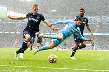 Lịch thi đấu bóng đá cuối tuần: Man City giúp Man Utd dự Cúp châu Âu?