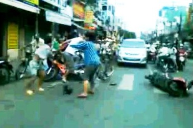 Hỗn chiến kinh hoàng vì va chạm giao thông trên phố