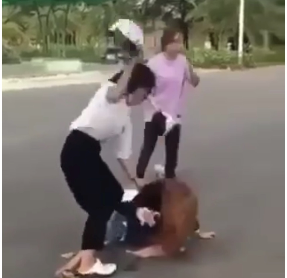 Thêm vụ nữ sinh lớp 8 đánh bạn bằng mũ bảo hiểm vì mâu thuẫn tình cảm - 1 Thêm vụ nữ sinh lớp 8 đánh bạn bằng mũ bảo hiểm vì mâu thuẫn tình cảm - 1