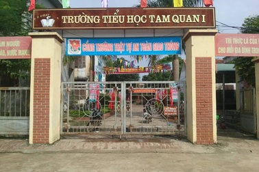 Cổng trường đổ đè gãy xương bé lớp 1, phụ huynh “tố” nhà trường bàng quan