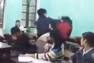 Xôn xao clip nam sinh hung bạo đánh bạn nữ trong lớp