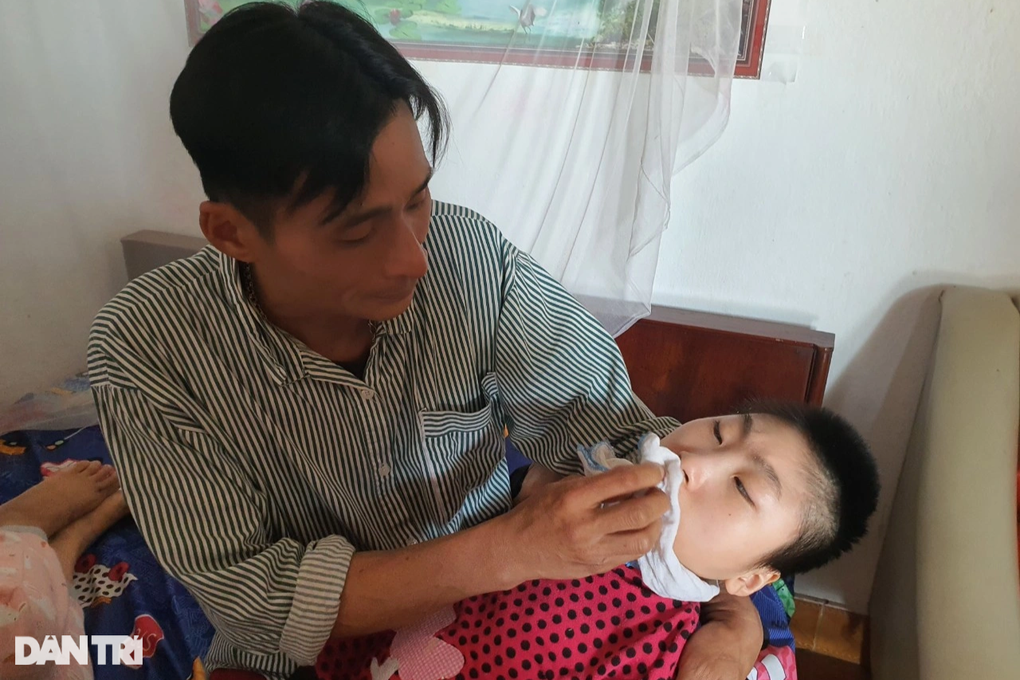 Mẹ ung thư vú giai đoạn cuối, 2 con nhỏ ôm chặt gào khóc - 3 Mẹ ung thư vú giai đoạn cuối, 2 con nhỏ ôm chặt gào khóc - 3